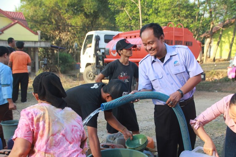 PDAM Bagikan Air Bersih Kepada Korban Kekeringan PDAM Tirta Bhagasasi