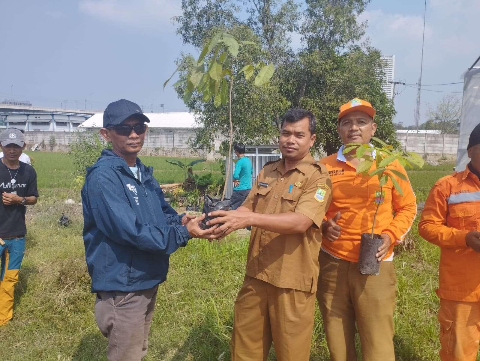 Tanam Pohon Untuk Konservasi Kalimalang PERUMDA TIRTA BHAGASASI BEKASI