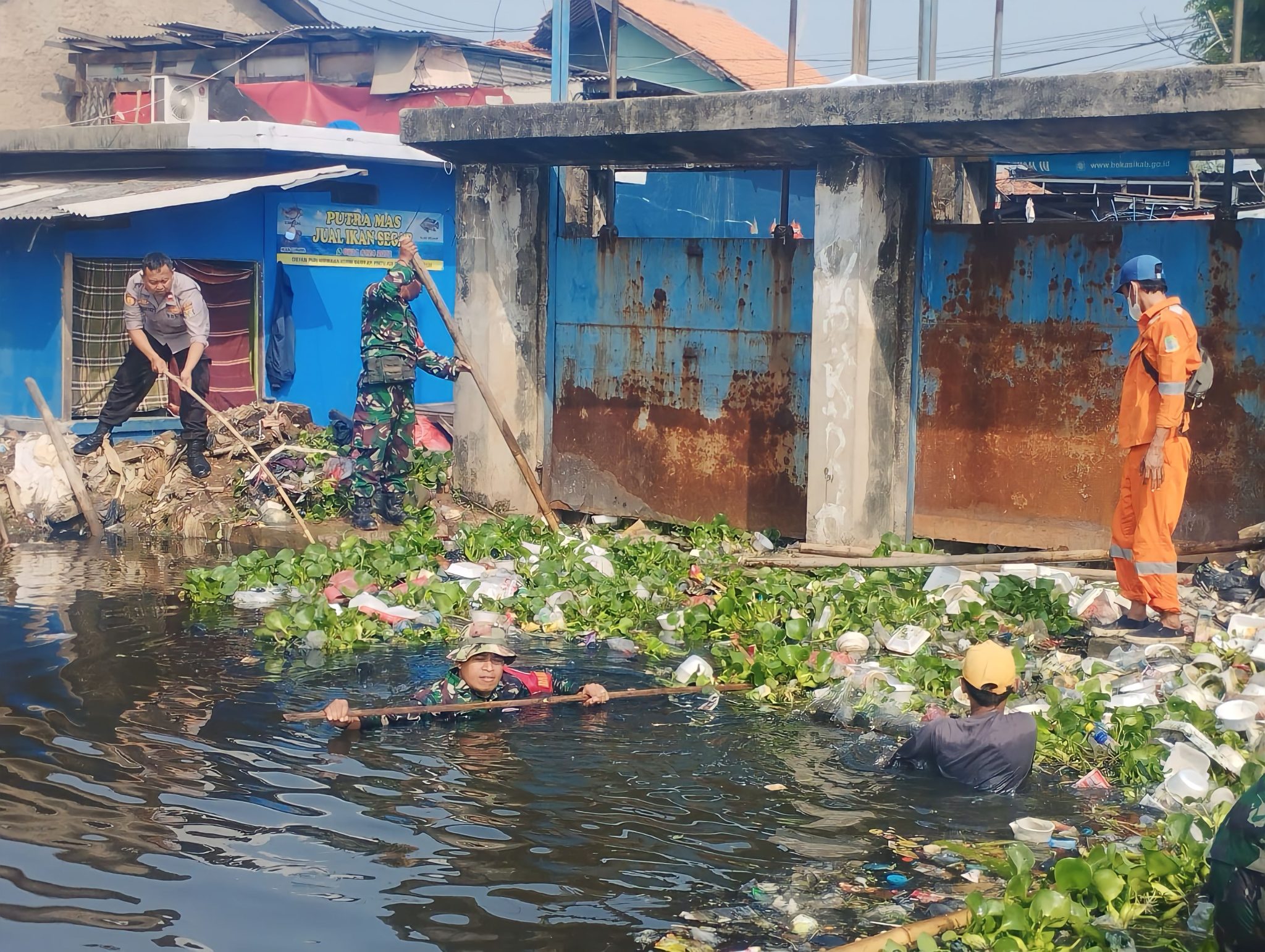 Antisipasi Banjir Kodim Kabupaten Bekasi Bersihkan Kali Perumda