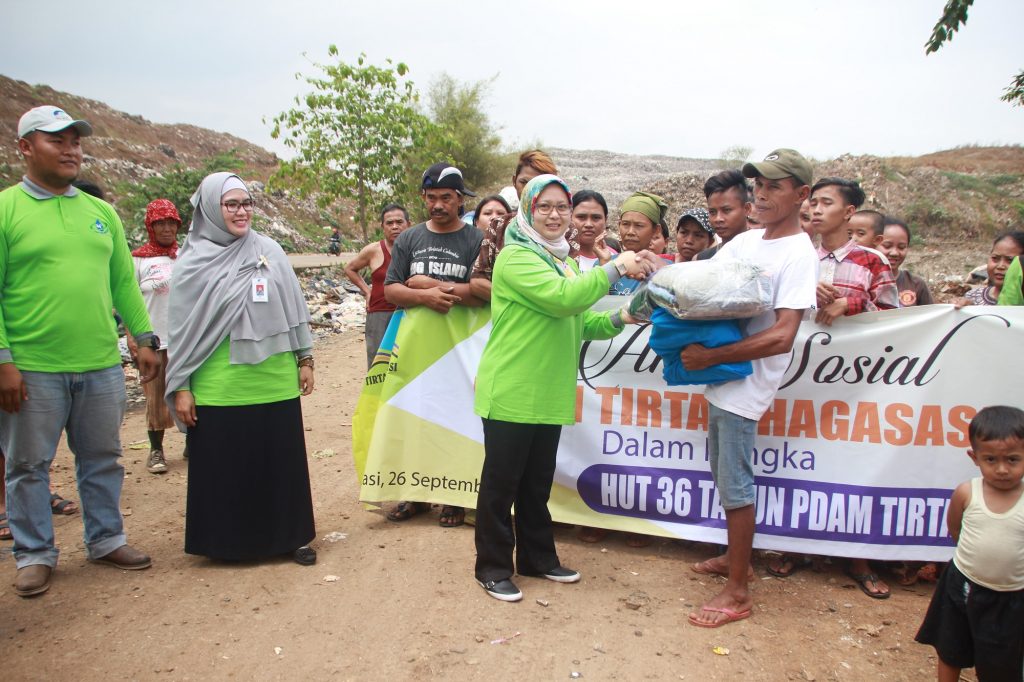 Aksi Sosial PDAM Tirta Bhagasasi Bekasi di TPST Bantargebang