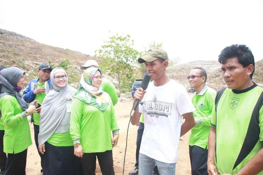 Aksi Sosial PDAM Tirta Bhagasasi Bekasi di TPST Bantargebang Kota Bekasi