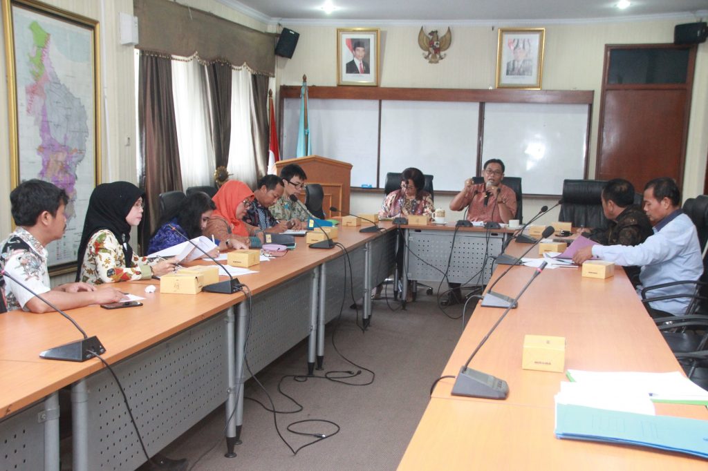 Direktur Utama Sedang Menjelaskan Terkait Pelayanan Air Minum untuk Pelanggan kepada Anggota Komisi III DPRD Kota Bekasi