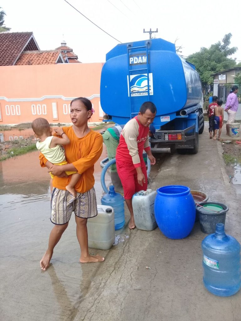 Pemberian Air Bersih Oleh PDAM Tirta Bhagasasi Bekasi untuk Korban Banjir