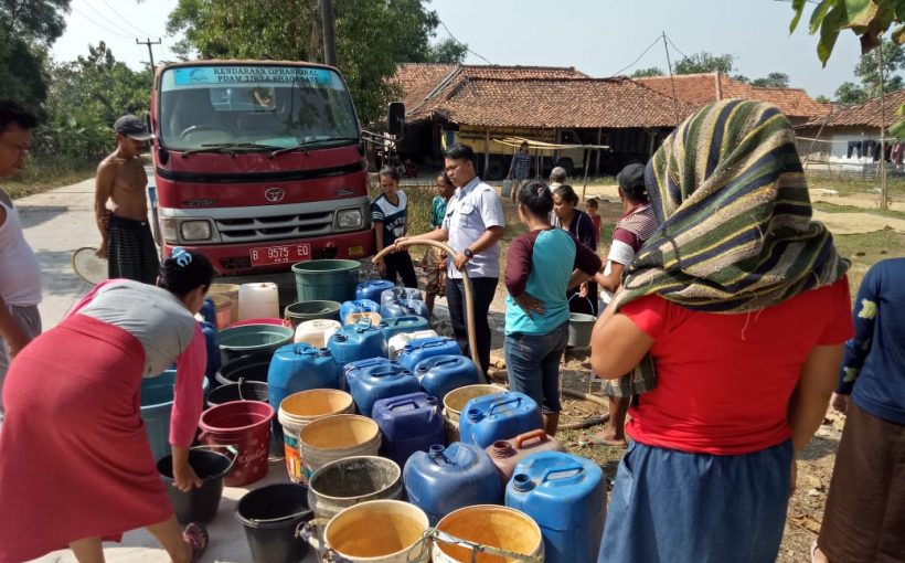 Dampak Kemarau: PDAM Bagikan Air Bersih Dua Desa di Kabupaten Bekasi