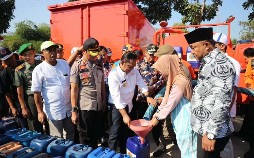 Bupati dan PDAM Bekasi Bagikan Air Bersih Masyarakat Korban Kekeringan di Beberapa Desa di Kecamatan Cibarusah