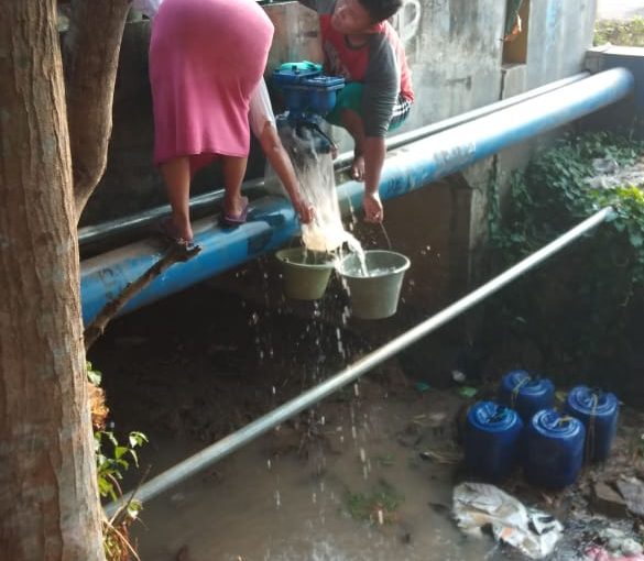 Warga Manfaatkan Air Uji Coba Pipa PDAM Tirta Bhagasasi Bekasi