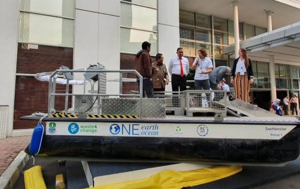Kapal Pembersih Sungai “See Hamster” Akhirnya Resmi Beroperasi Untuk Membersihkan Kali Bekasi