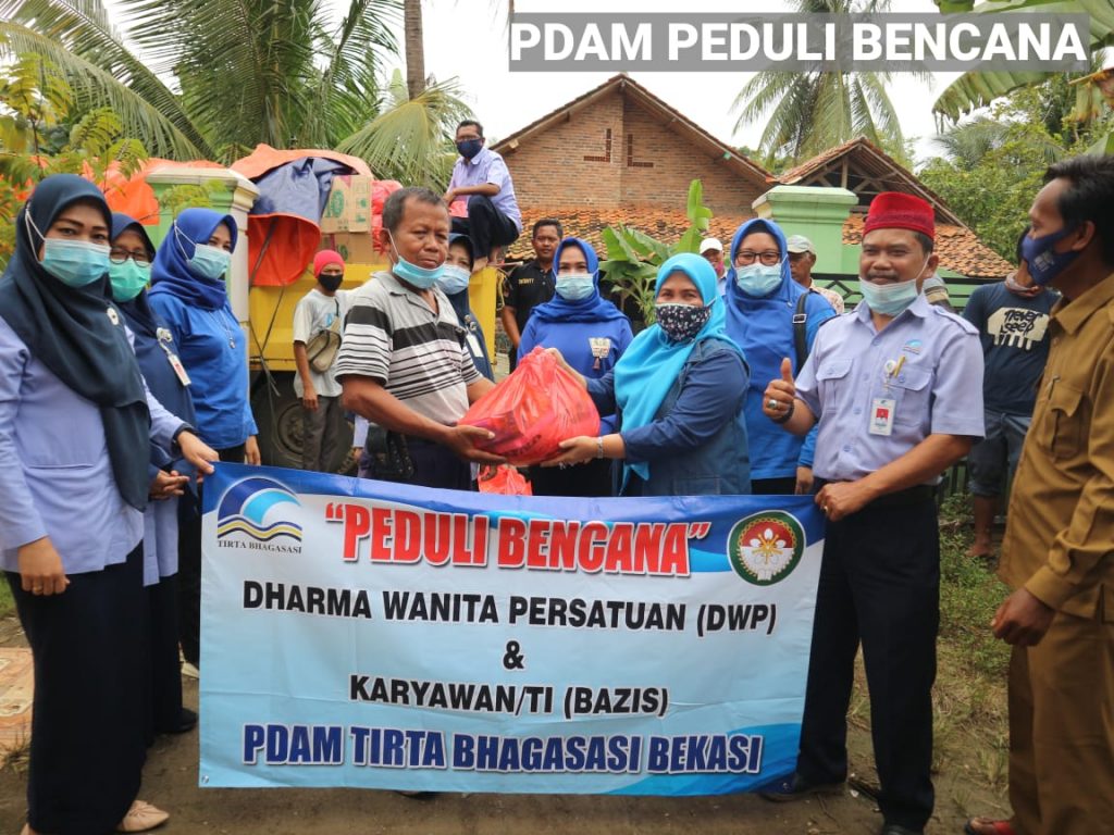 DWP dan Karyawan PDAM Tirta Bhagasasi Distribusikan Bantuan Bagi Korban Banjir