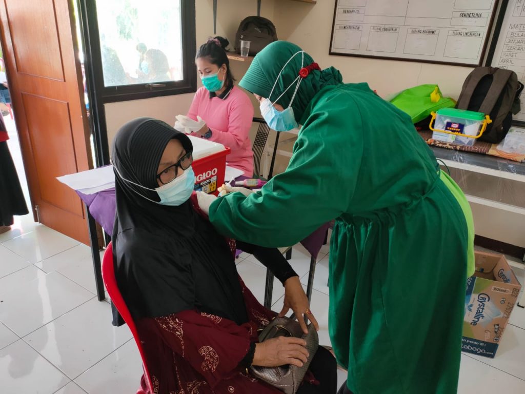 Polrestro Bekasi Kota Gelar Vaksinasi di Kampung Tangguh