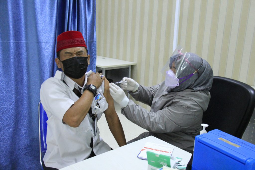 Sebanyak 150 Pegawai PDAM Tirta Bhagasasi Bekasi Menjalani Vaksinasi Covid-19 Dosis Pertama
