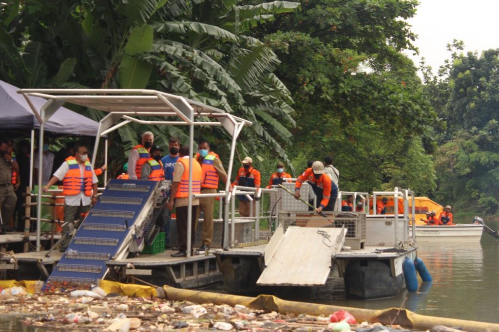 Kapal Pembersih Sampah “See Hamster” Dioperasikan di Kali Bekasi