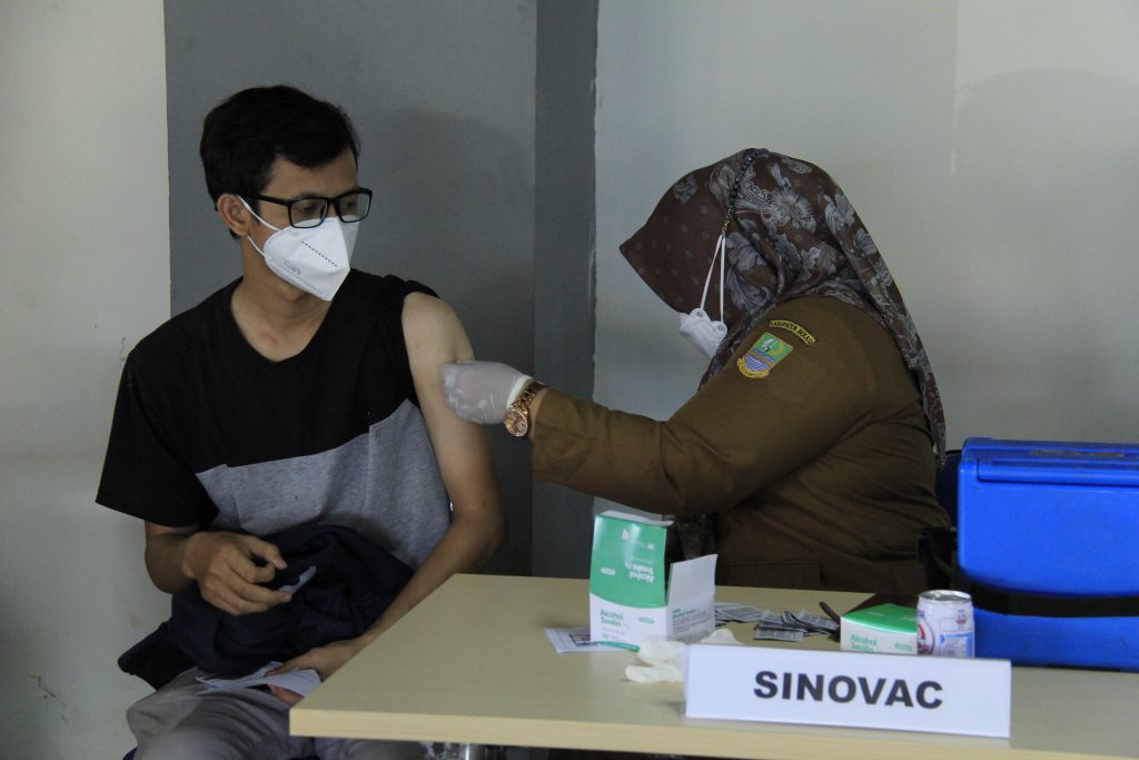 Pemberian Vaksin Sinovac di Lingkungan PDAM Tirta Bhagasasi Bekasi