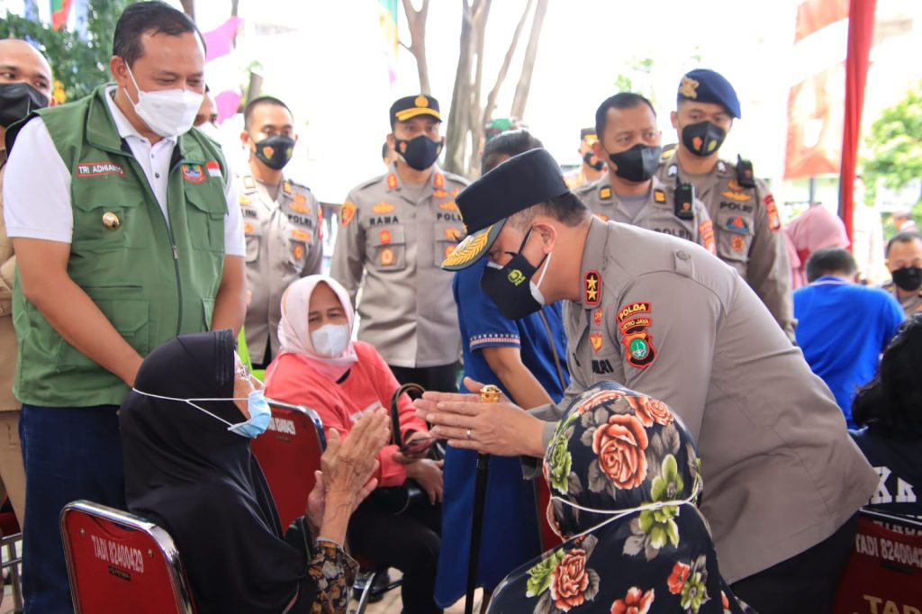 Kapolda Metro Jaya Irjen M Fadil Imran Meninjau Pelaksanaan Vaksin di Alun-Alun Bekasi Selatan