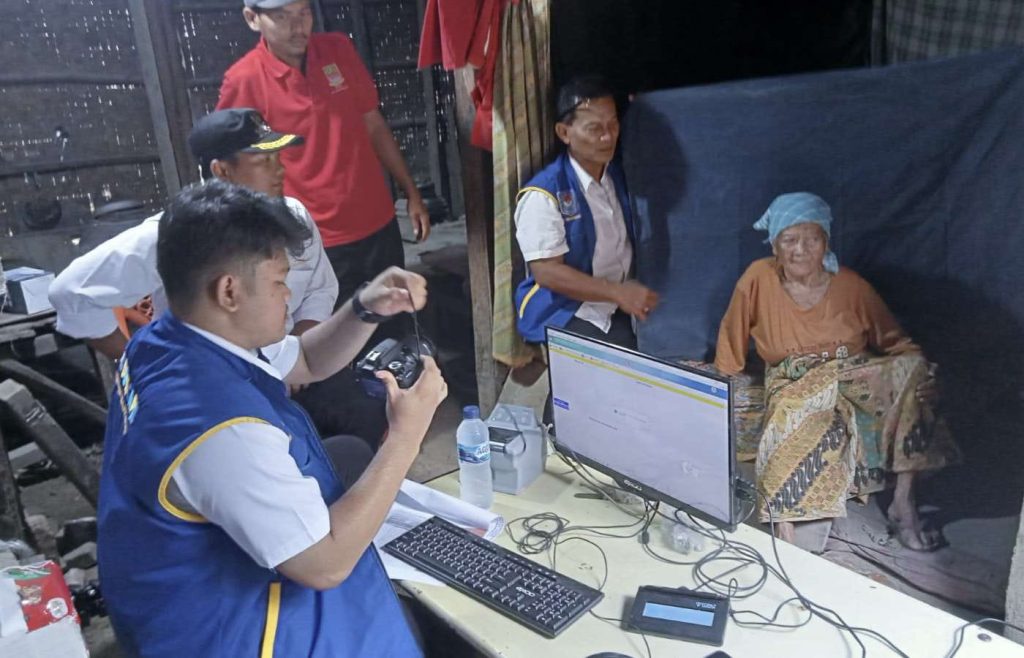 Disdukcapil Kabupaten Bekasi Melakukan Pelayanan Perekaman E-KTP Ke Tingkat Desa