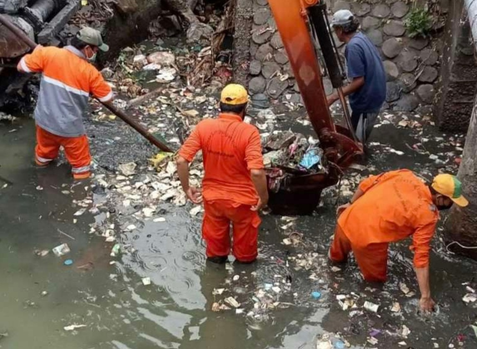 Puluhan Ton Sampah Diangkut dari Sungai Cikarang Hilir