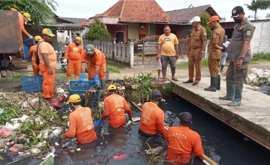 Pembersihan Sampah di Saluran Jadi Prioritas Dinas LH Kabupaten Bekasi