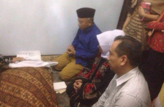 Wali Kota Bekasi, Rahmat Effendi (pakai peci), saat mengunjungi rumah duka yang terletak di Jalan Pelangi III No.92 E, RT 002, 006, Jaka Mulya, Bekasi Selatan-Kota Bekasi, Kamis (31/8)