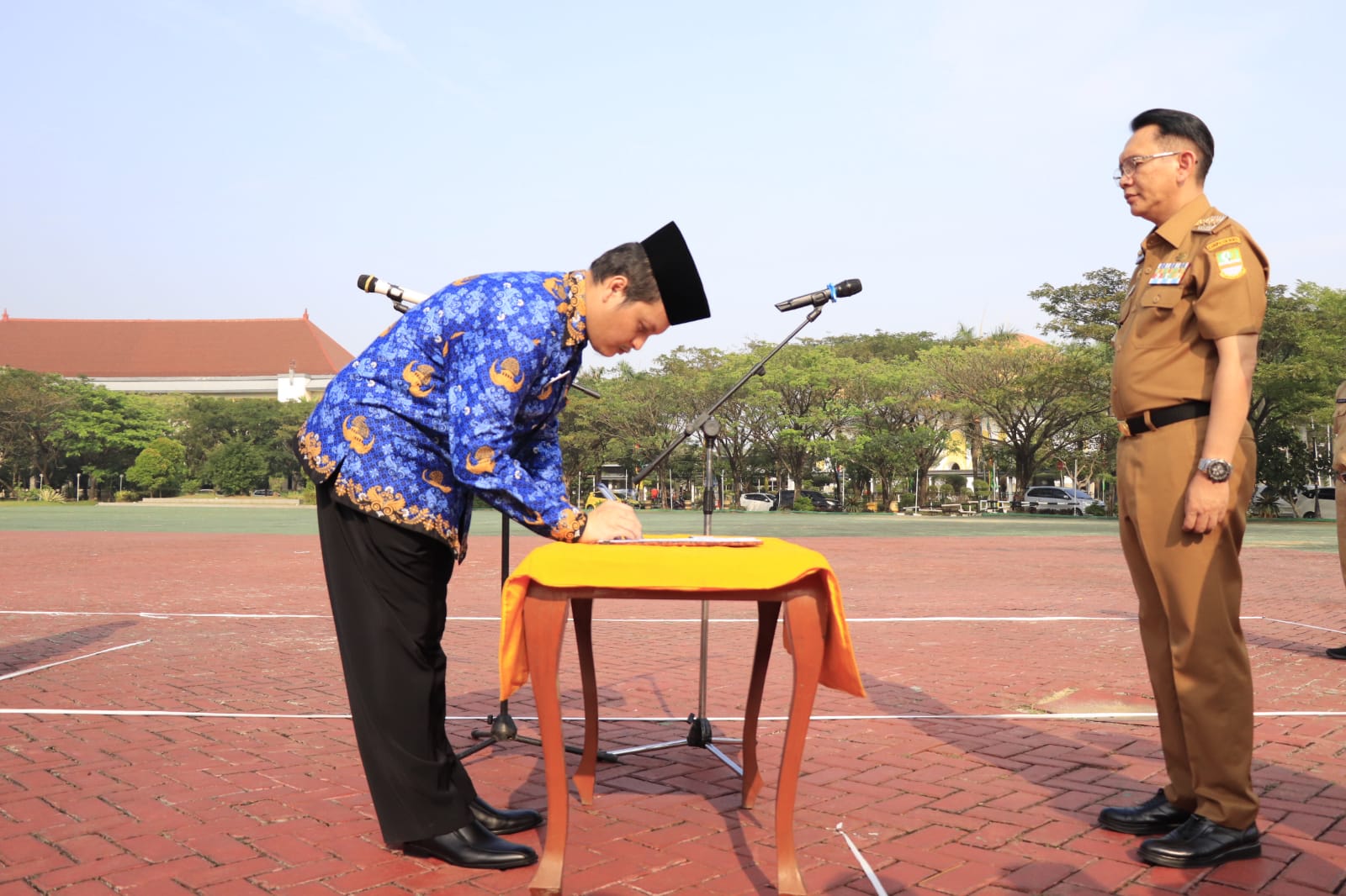 Pj Bupati Dani Ramdan Lantik Pppk Tenaga Teknis Perumda Tirta Bhagasasi Bekasi