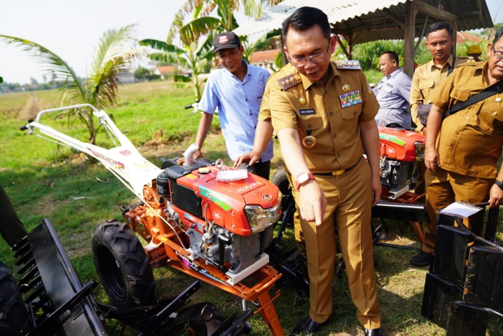 Hasil Musrenbang, Pemkab Bekasi Berikan 16 Unit Traktor