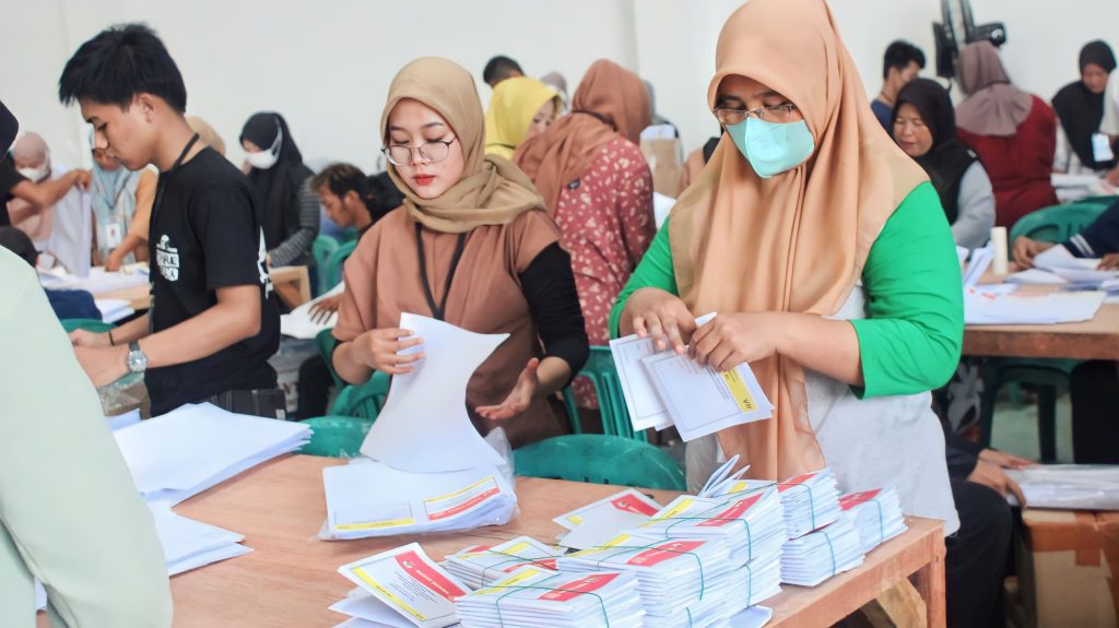 KPU Kabupaten Bekasi Libatkan 1000 Warga Sekitar Lipat Surat Suara Pemilu 2024