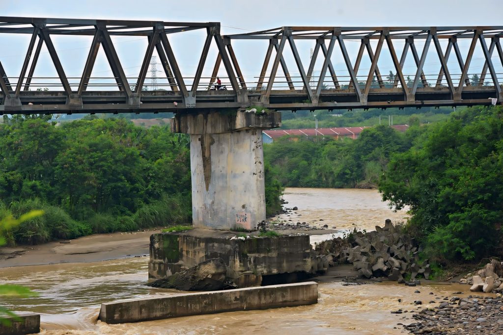 Perbaikan Tanggul Jembatan Cipamingkis Cibarusah Diprioritaskan