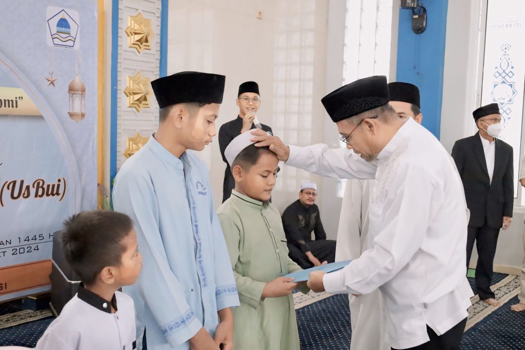 DKM Masjid Perumda Tirta Bhagasasi Santuni Anak Yatim