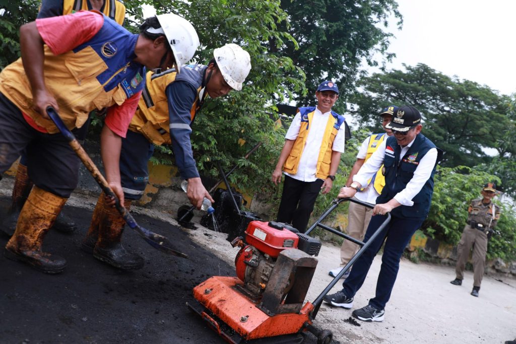 Pemkab Bekasi Siagakan Tim URC Untuk Perbaiki Jalan Jalur Mudik