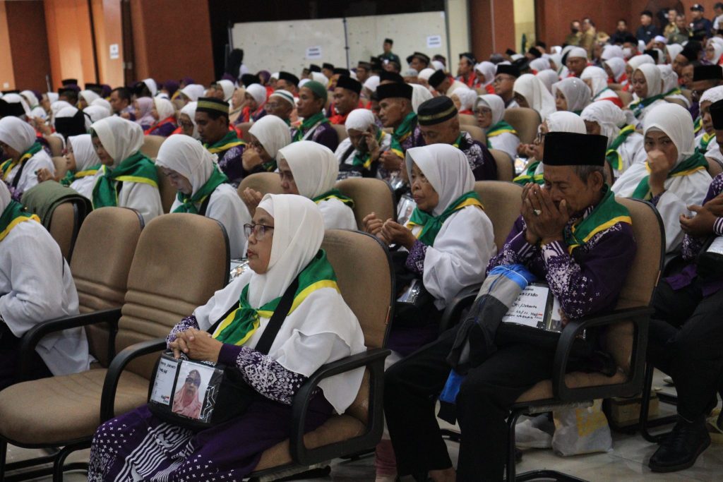 Pemkab Bekasi Mulai Berangkatkan Calon Haji 2024