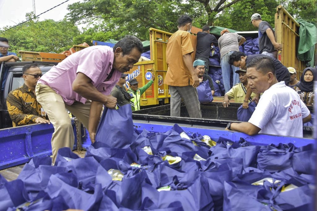 Menjelang Hari Raya Idul Adha, Pemkab Bekasi Bagikan 3.300 Paket Sembako Murah