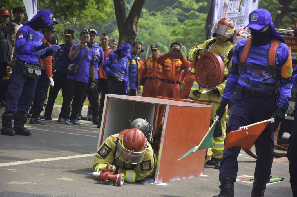 Petugas Pemadam Kebakaran Perusahaan Adu Kemampuan