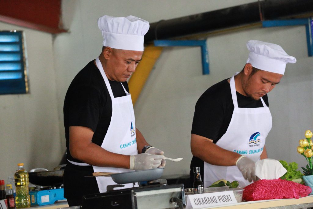 Lomba Memasak Nasi Goreng Memeriahkan Hari Jadi ke-43 Perumda Tirta Bhagasasi