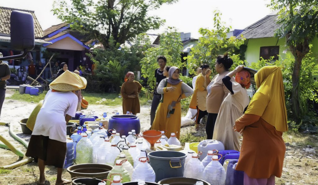 Pemkab Bekasi Distribusikan Air Bersih Kepada Masyarakat Terdampak Kemarau