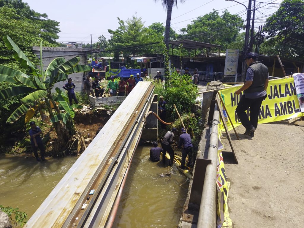 Respons Cepat Pemkot Bekasi Tangani Longsor Jembatan Legok