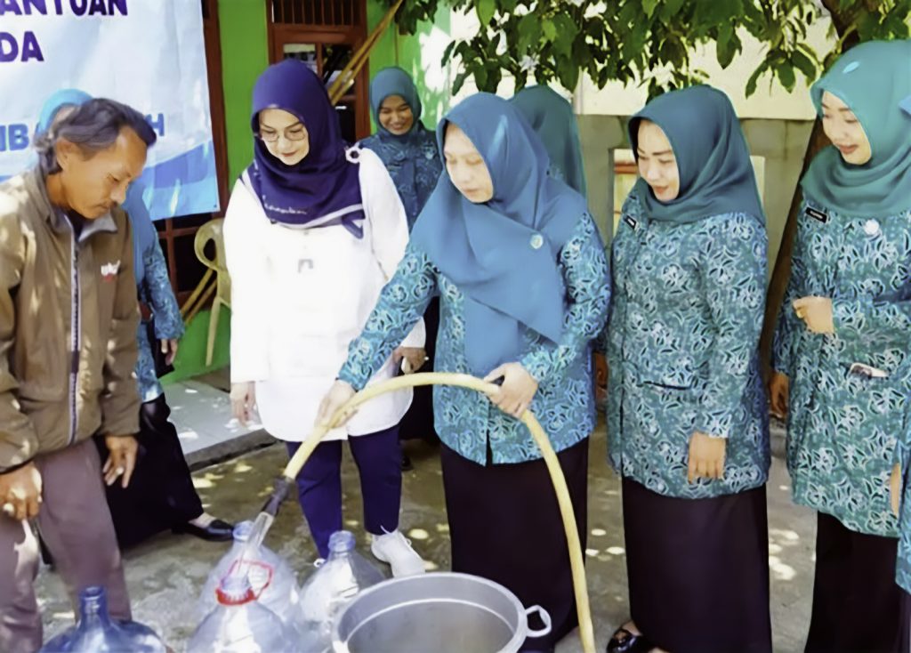 Tim Penggerak PKK Bekasi Salurkan Air Bersih