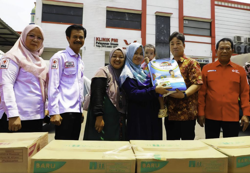 Balita di Kabupaten Bekasi Dapat Bantuan Popok Bayi