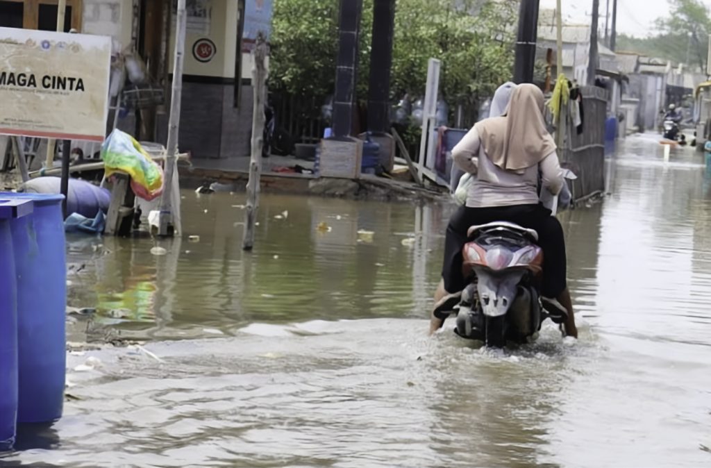 Banjir Rob, BPBD Beri Bantuan Warga Pesisir Utara Bekasi