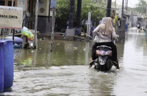 Banjir Rob, BPBD Beri Bantuan Warga Pesisir Utara Bekasi