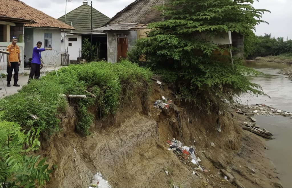 BPBD Himbau Warga Bantaran Kali Bekasi Tinggalkan Rumah