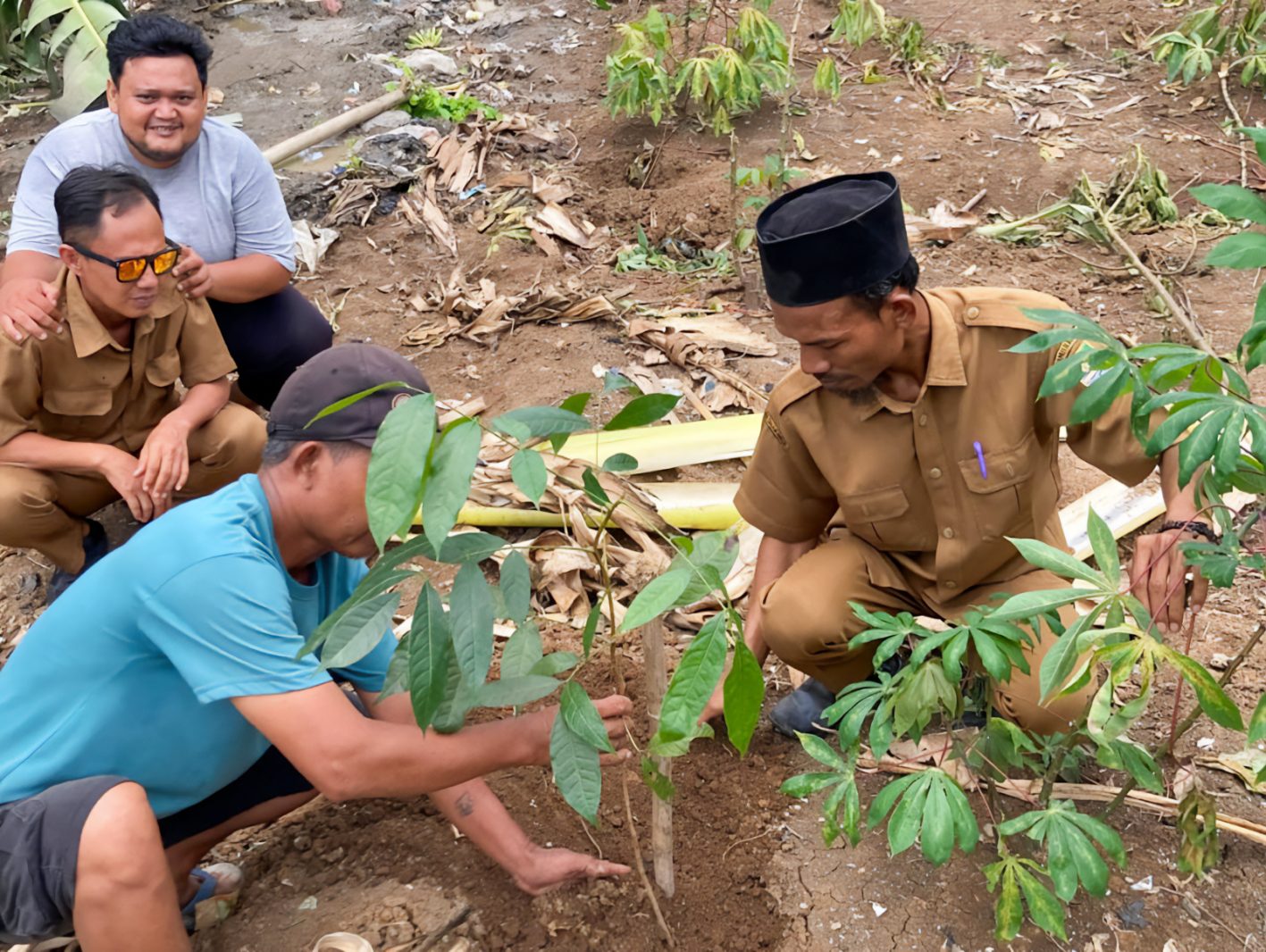 DLH Kabupaten Bekasi Kerja Sama NGO Tanam Bibit Pohon di Bekas TPS Liar