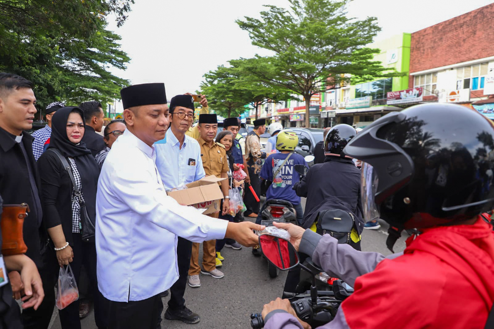 FKUB dan Lintas Agama Berbagi Takjil untuk Masyarakat Bekasi