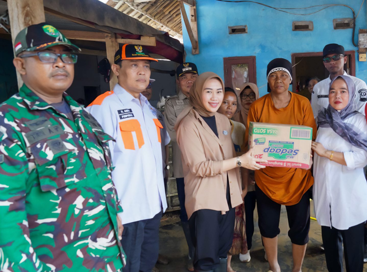 Ibu Bupati Bekasi Tinjau Warga Terdampak Banjir