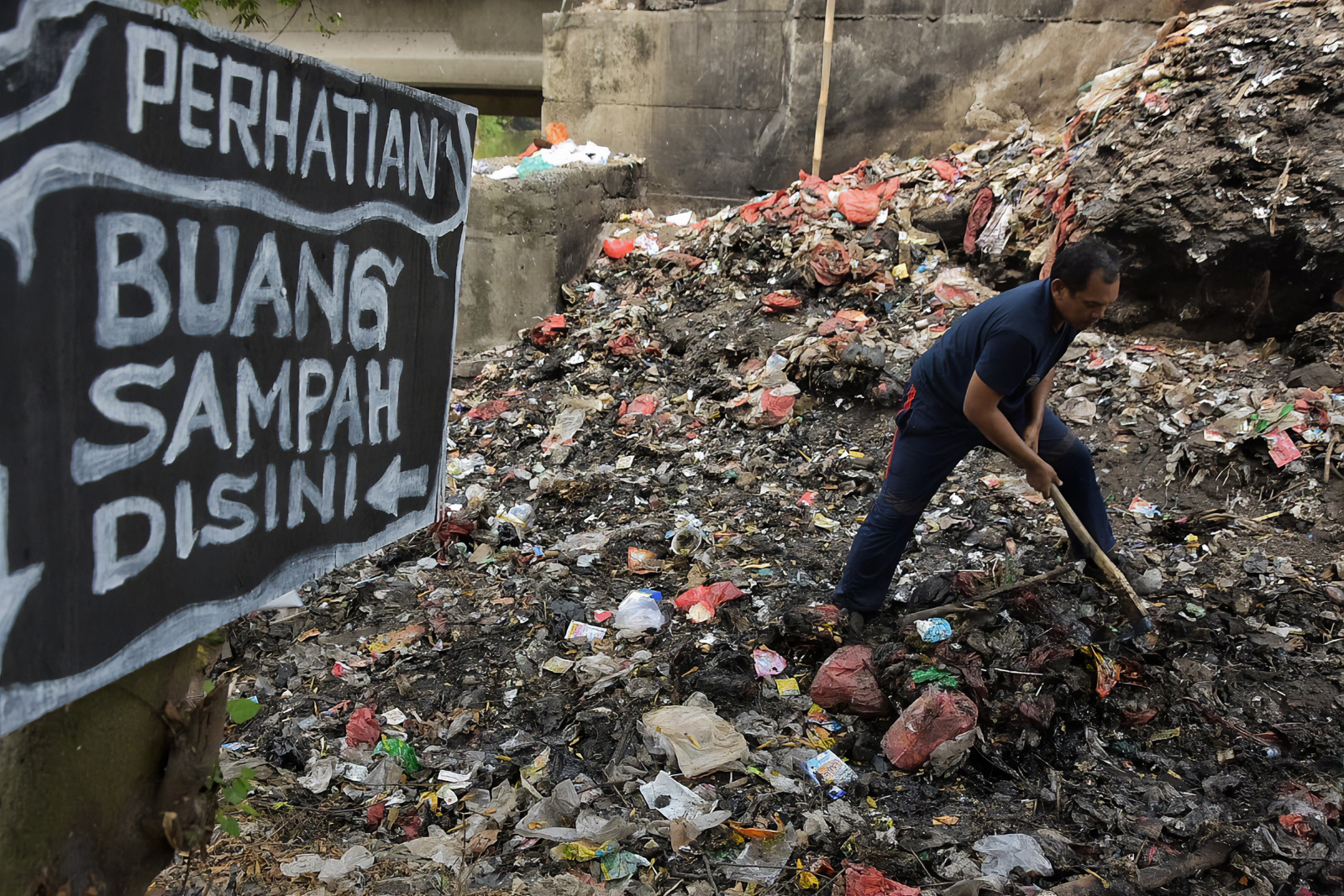 Tri Ajak Warga Laporkan Temuan Aksi Bakar Sampah