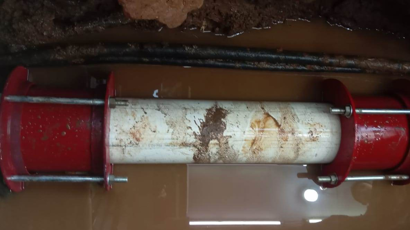 Petugas Selesai Melakukan Perbaikan Kebocoran Pipa di Cabang Tambun